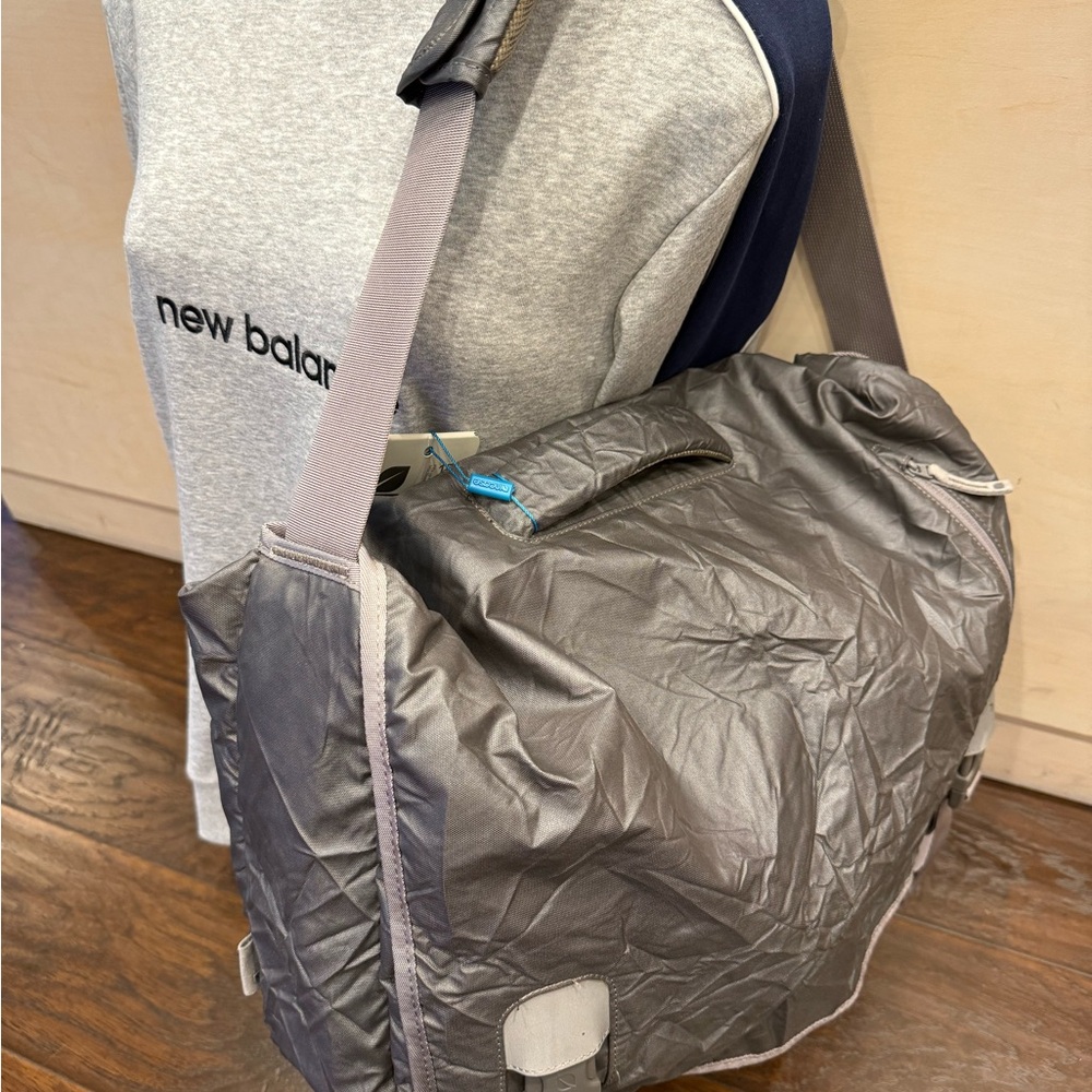 Incase, Alloy Messenger Bag, Fits Up TO MacBook Pro 15", CL55346, Color Steel